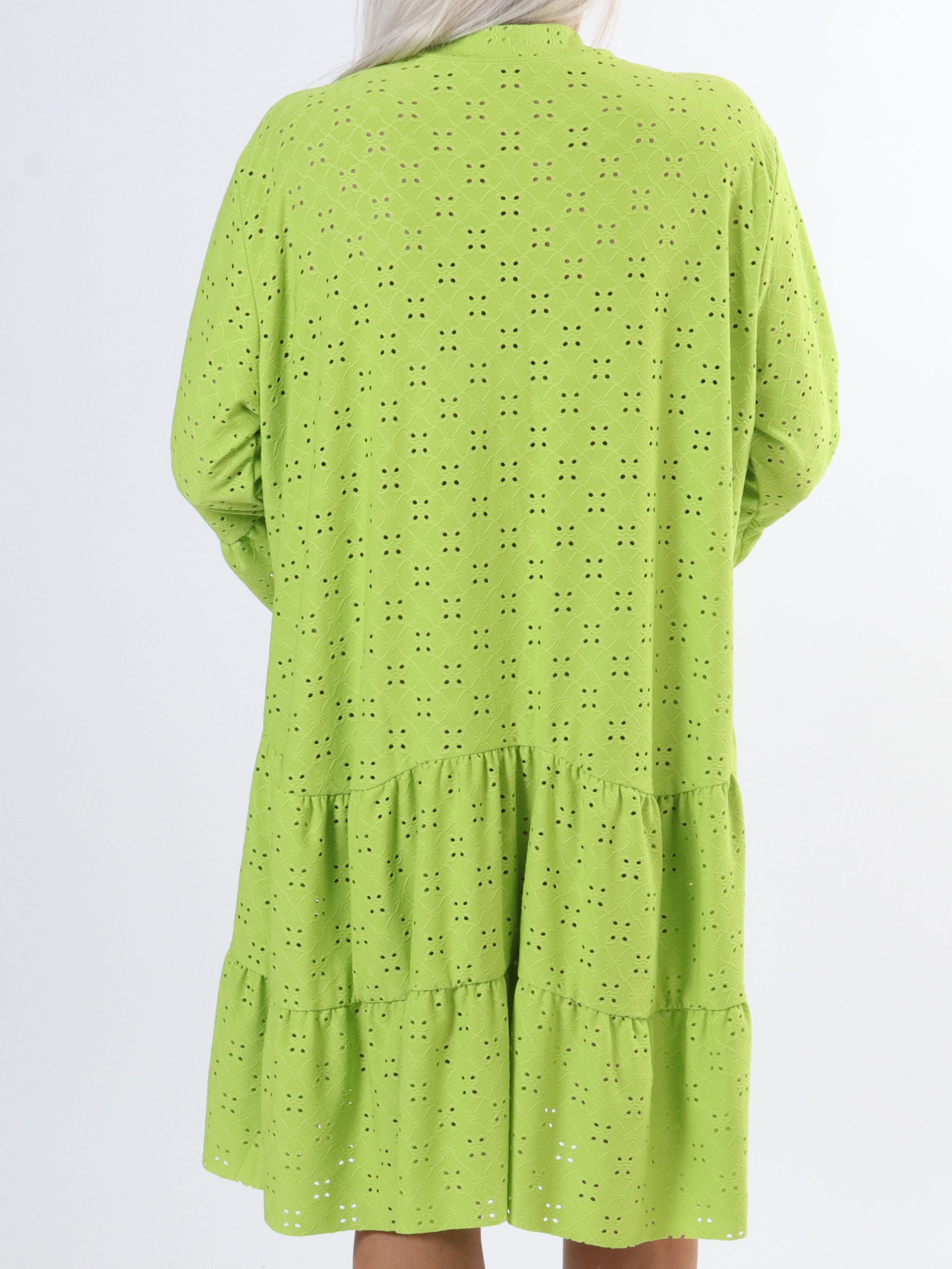 Indiana - Sød elastisk plus size kjole i broderi anglaise